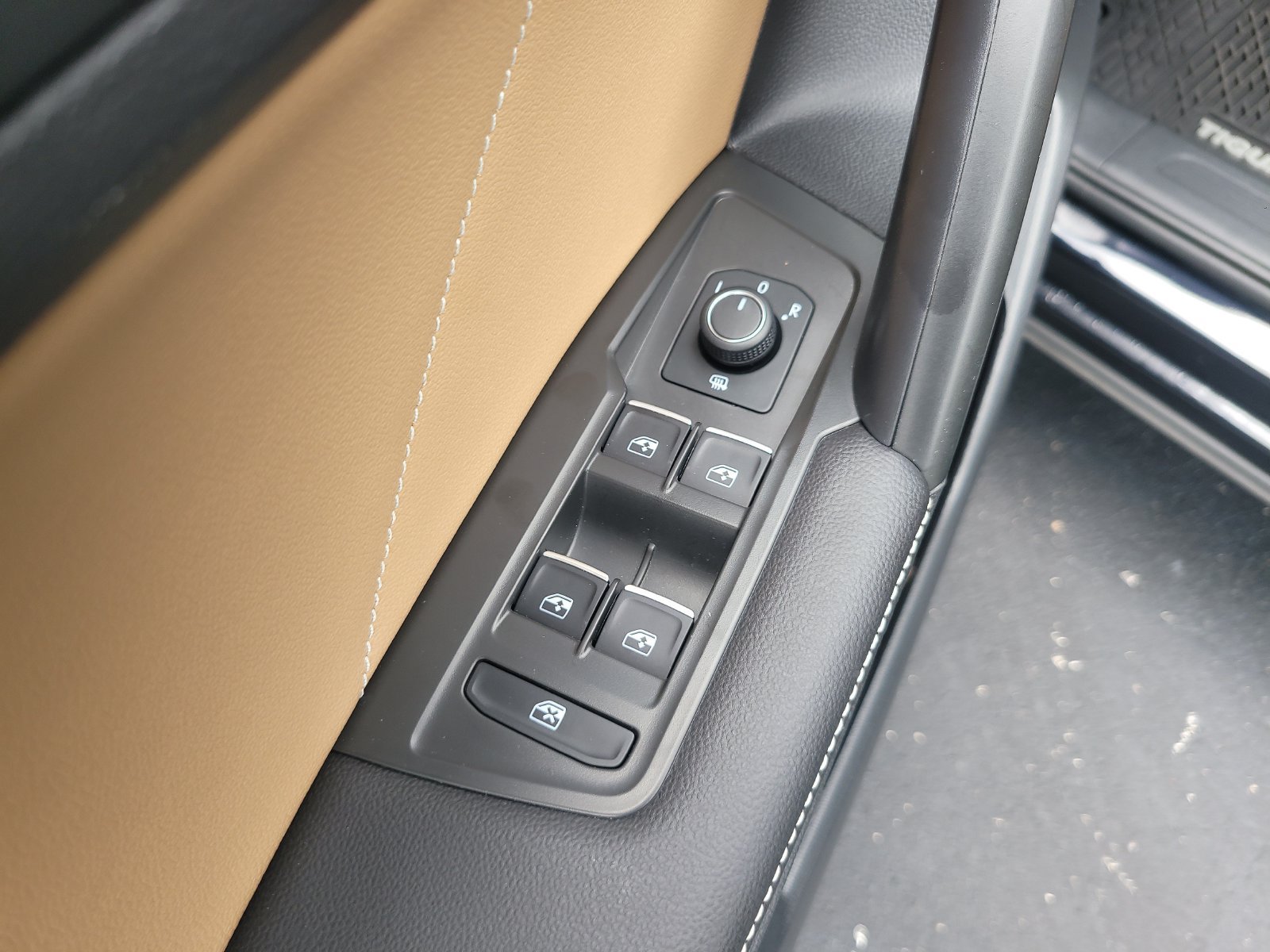 Used 2024 Volkswagen Tiguan SE w/ Panoramic Sunroof Package FWD image 15
