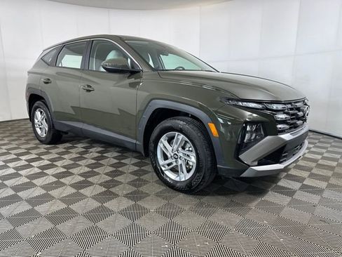 Certified 2025 Hyundai Tucson SE image 2