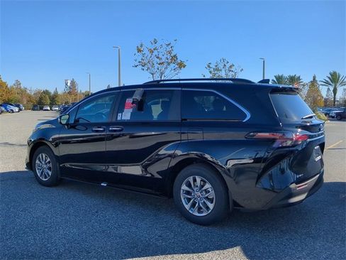 New 2026 Toyota Sienna XLE image 6