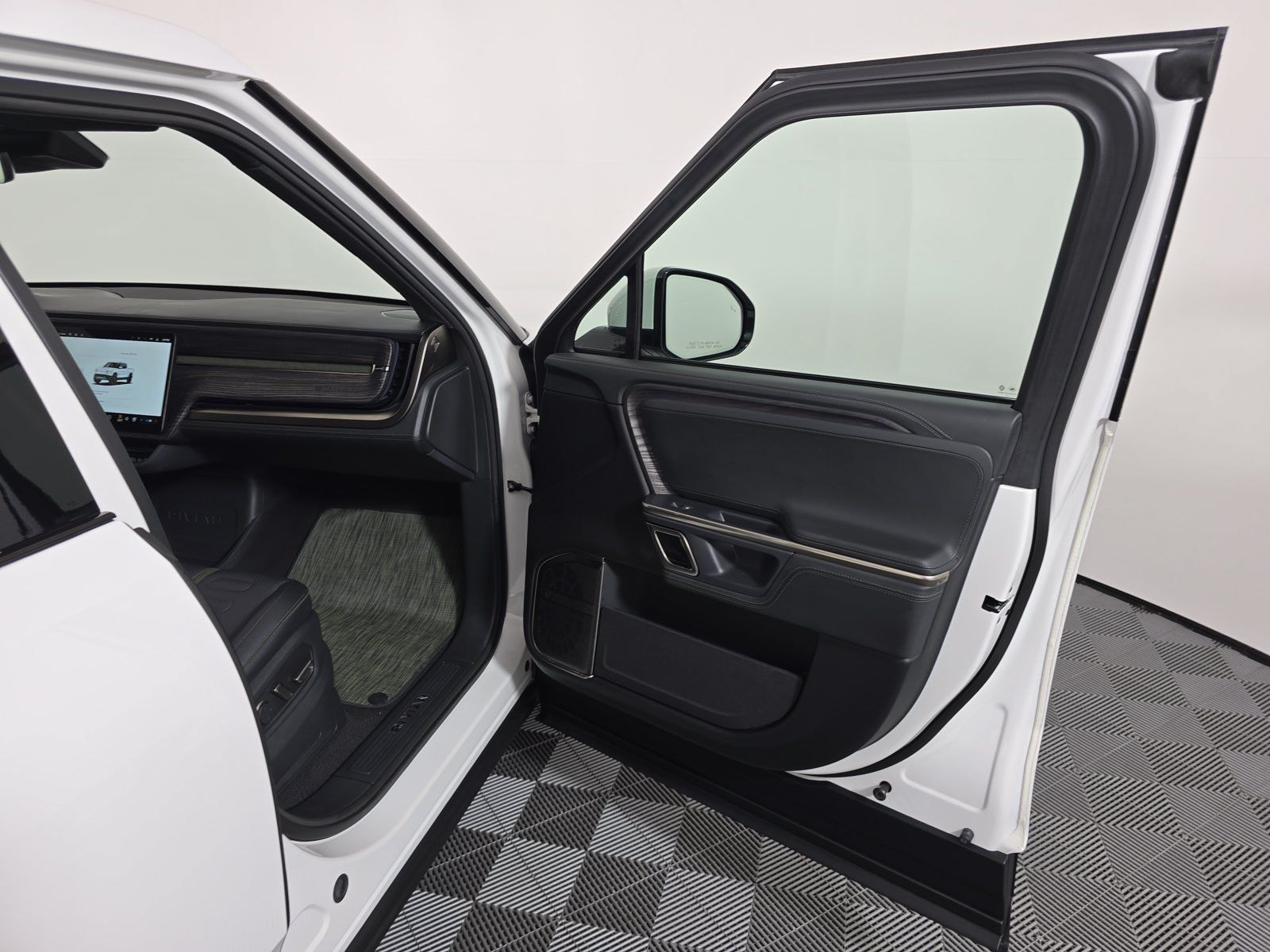 Used 2023 Rivian R1T Adventure Dual AWD/4WD image 18