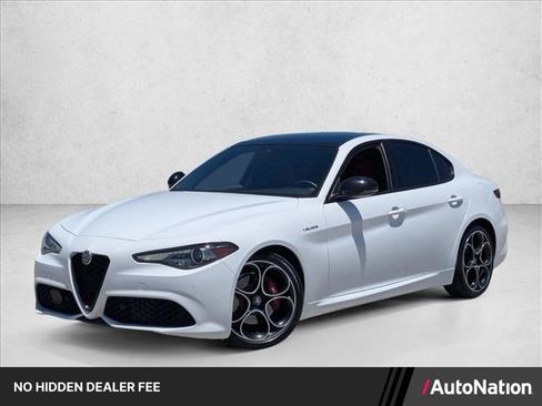 Used 2023 Alfa Romeo Giulia Veloce RWD image 1