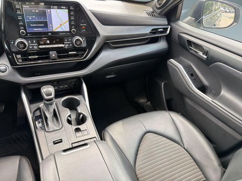 Used 2021 Toyota Highlander XSE FWD image 29