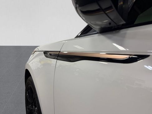 Used 2019 Land Rover Range Rover Velar S AWD/4WD image 40
