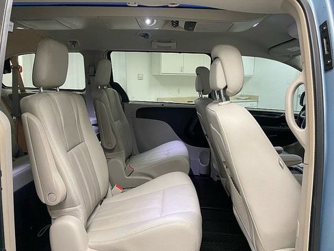 Used 2016 Chrysler Town & Country Touring w/ Driver Convenience Group image 13