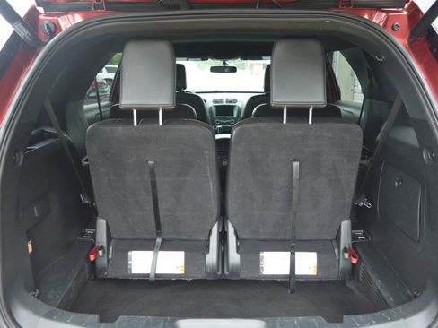 Used 2018 Ford Explorer XLT w/ Equipment Group 202A FWD image 9