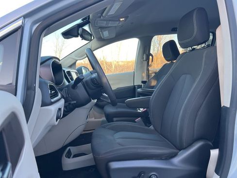 Used 2023 Chrysler Voyager LX image 11