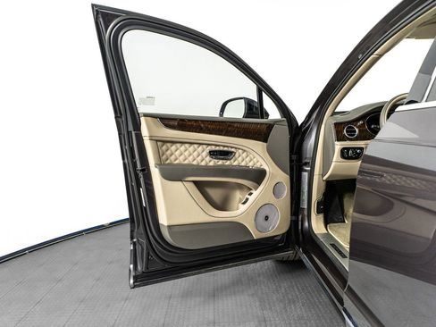 Used 2022 Bentley Bentayga image 18