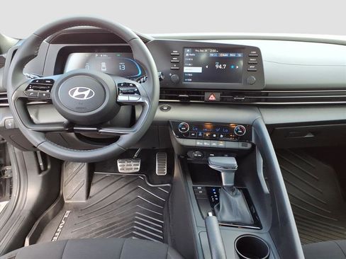 Used 2025 Hyundai Elantra Sport image 11