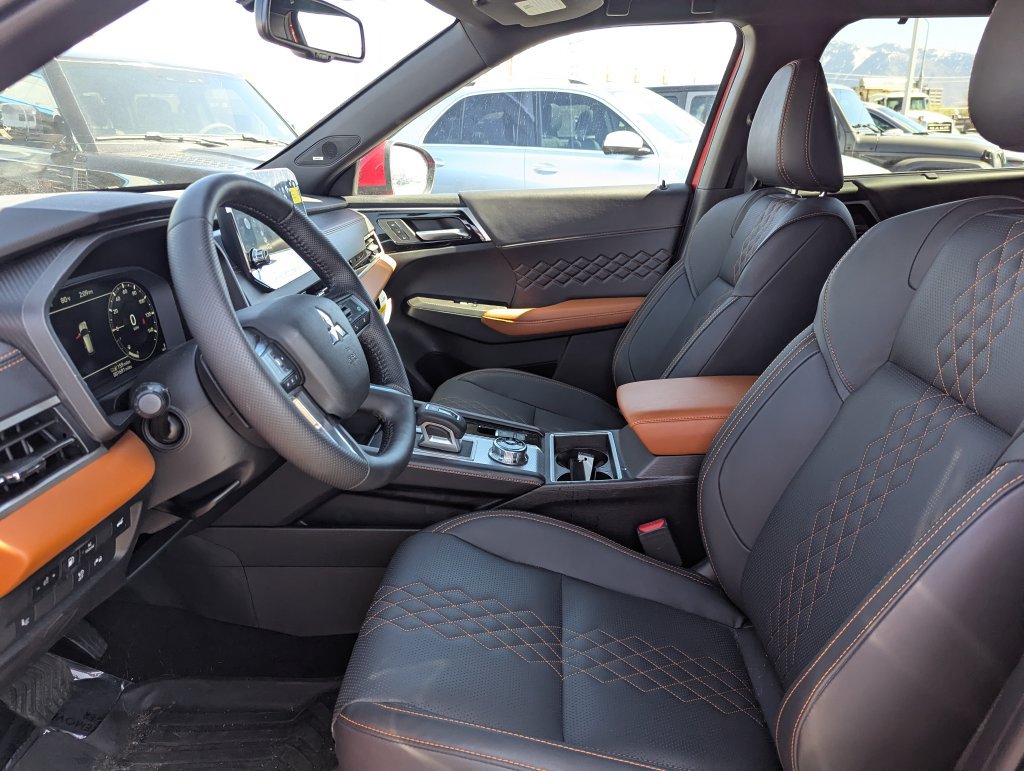 Used 2025 Mitsubishi Outlander 4WD Plug-In Hybrid image 18