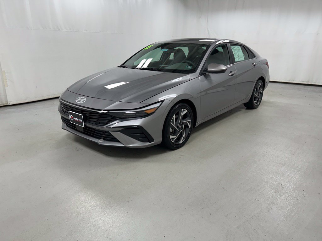 Used 2025 Hyundai Elantra SEL FWD image 2