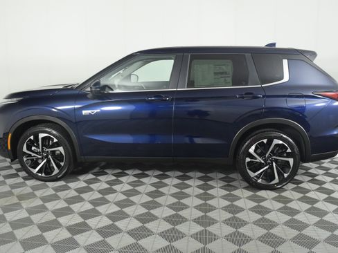 Used 2025 Mitsubishi Outlander SE image 9