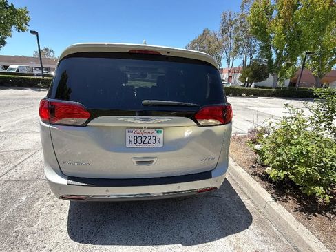 Used 2020 Chrysler Pacifica Limited w/ Advanced Safetytec Group FWD image 7