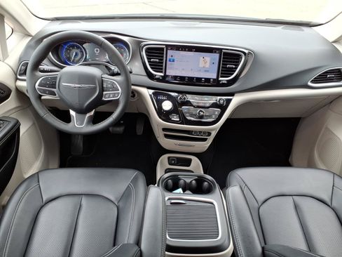 Used 2024 Chrysler Pacifica Touring-L FWD image 7