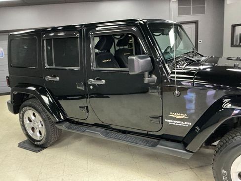 Used 2015 Jeep Wrangler Unlimited Sahara w/ Connectivity Group AWD/4WD image 27