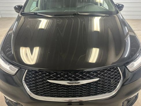 Used 2024 Chrysler Pacifica Touring-L FWD image 37