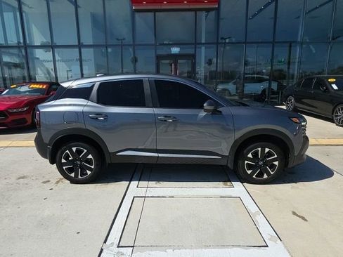 Used 2025 Nissan Kicks SV image 3