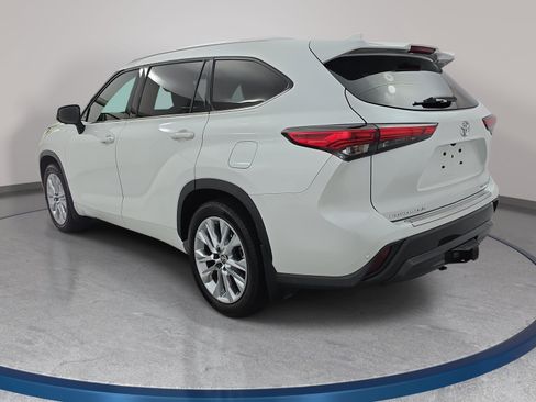 Used 2023 Toyota Highlander Limited FWD image 7
