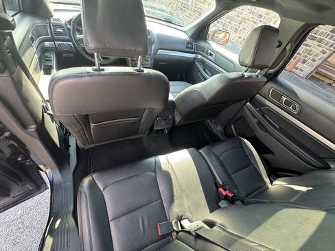 Used 2018 Ford Explorer XLT w/ Equipment Group 202A AWD/4WD image 18