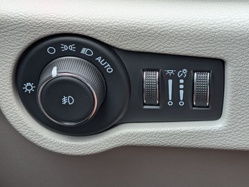 Used 2024 Chrysler Pacifica Touring-L FWD image 22
