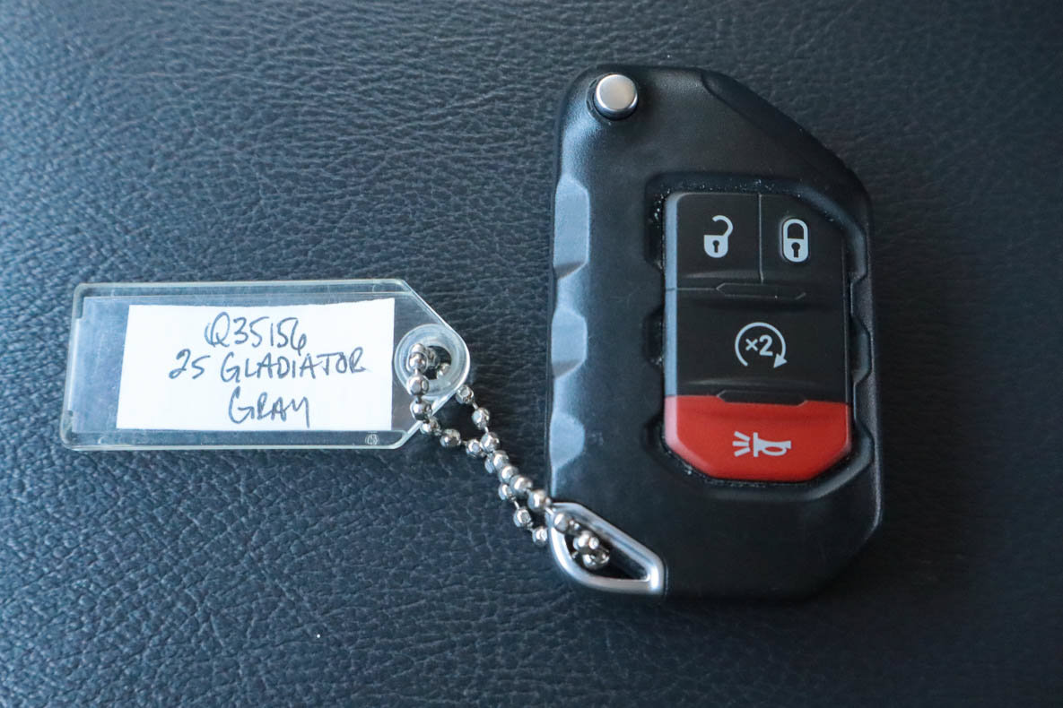 Used 2025 Jeep Gladiator Mojave AWD/4WD image 34