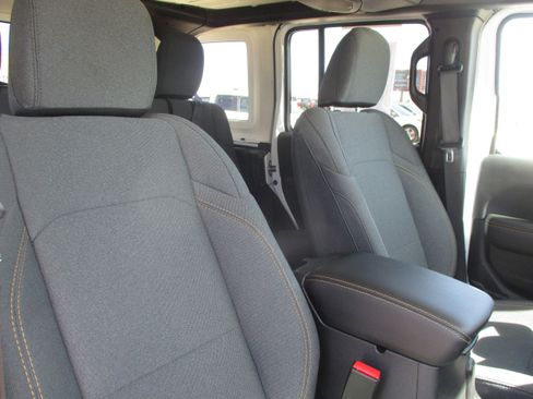 Used 2025 Jeep Wrangler Sahara image 37