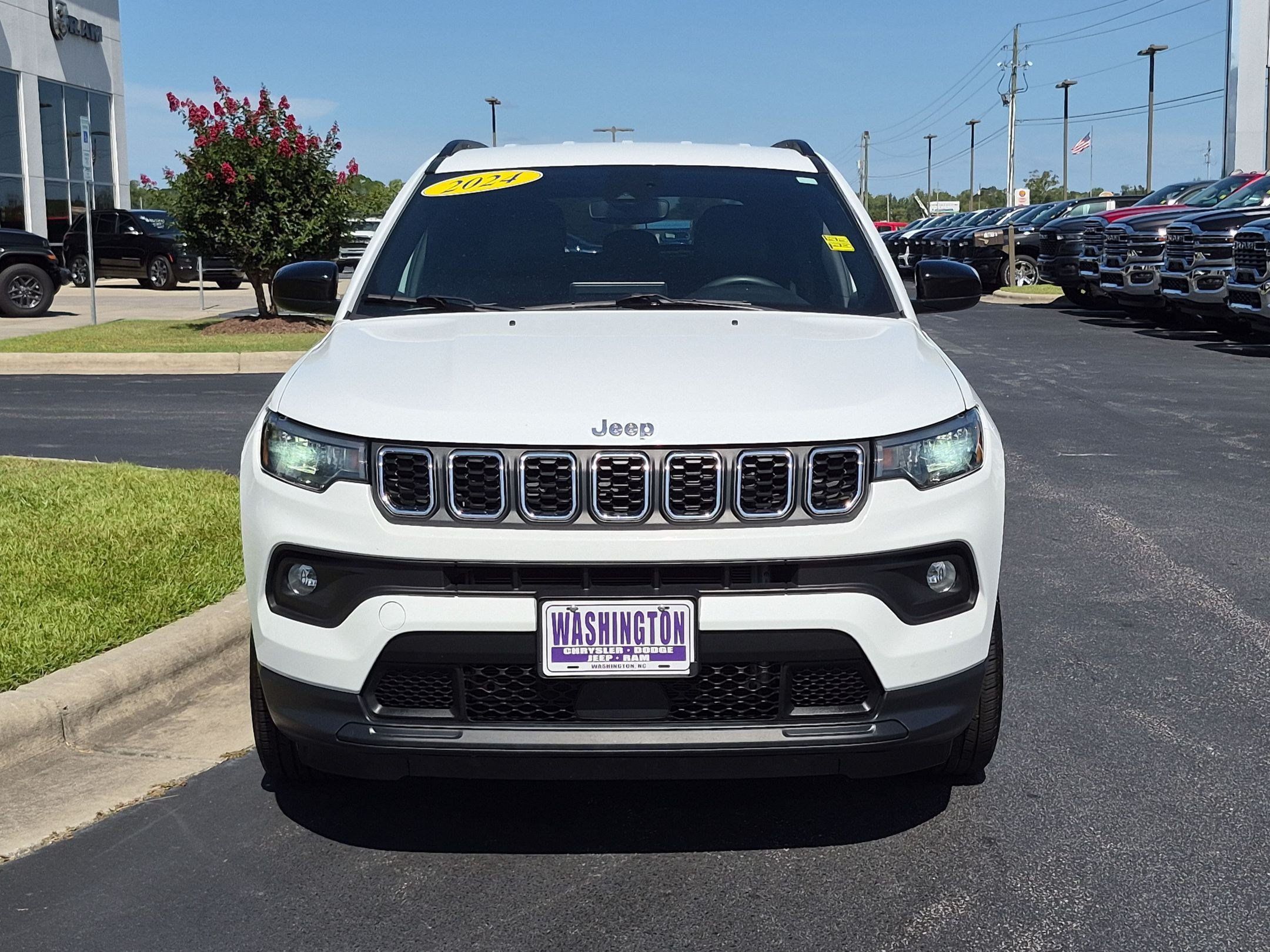 Used 2024 Jeep Compass Latitude AWD/4WD image 2