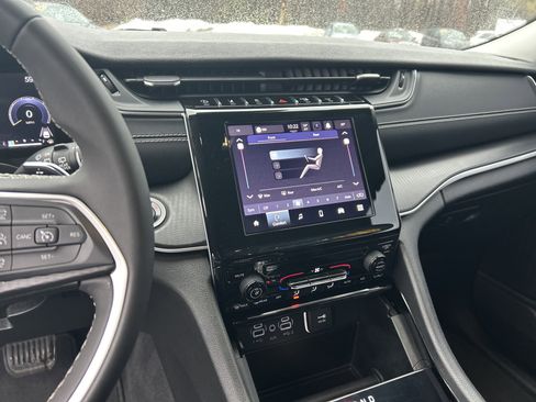 Used 2023 Jeep Grand Cherokee L Laredo image 19