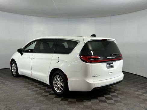 Used 2024 Chrysler Pacifica Touring-L image 6
