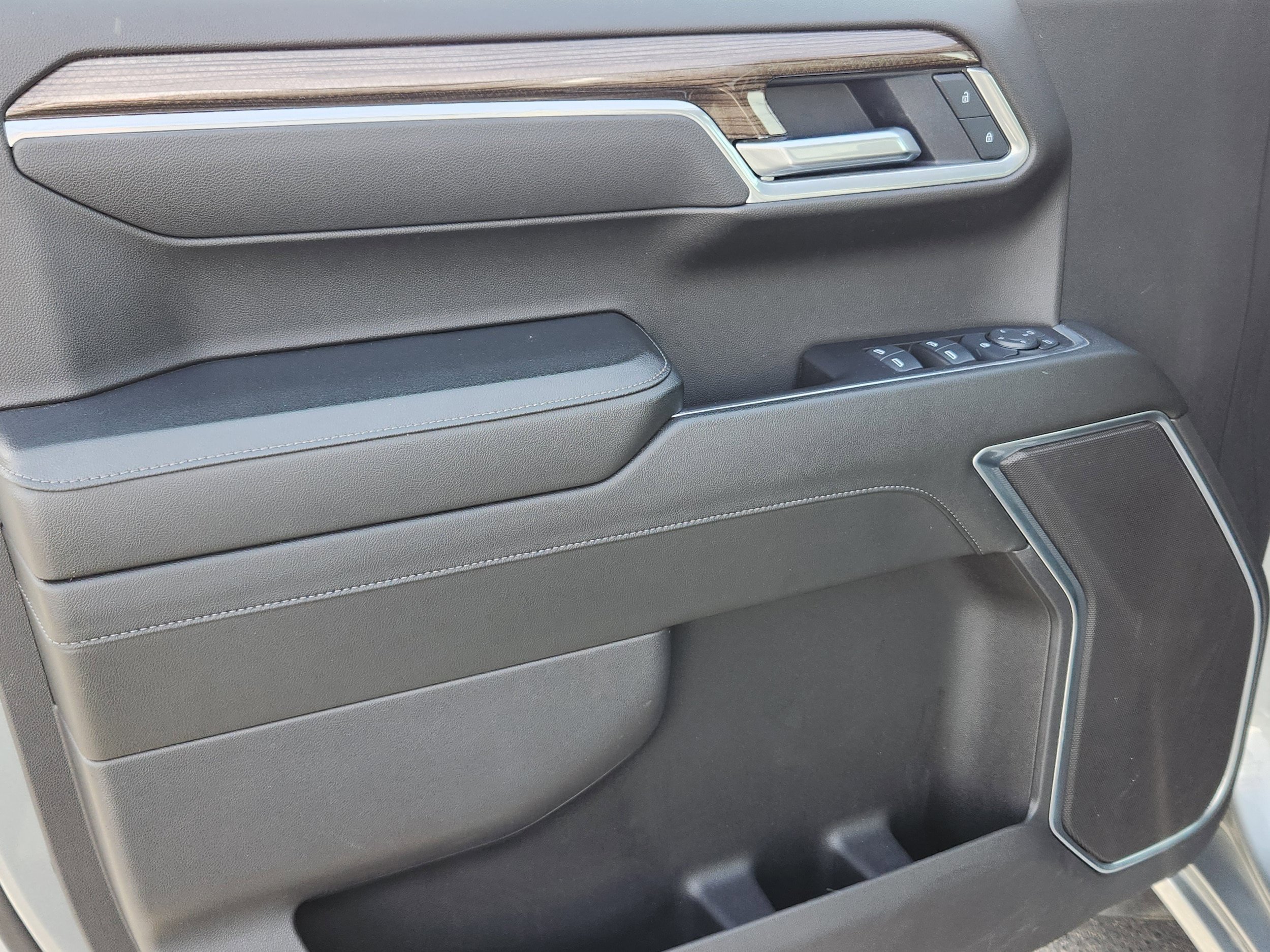 Used 2025 Chevrolet Silverado 1500 LT AWD/4WD image 7