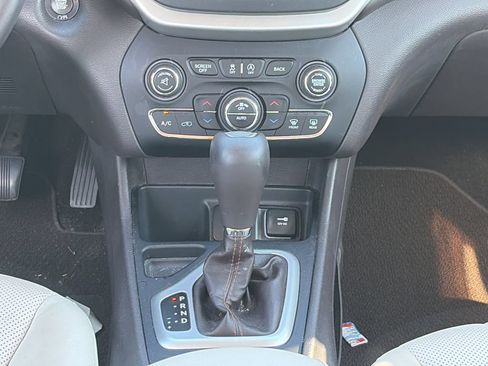 Used 2017 Jeep Cherokee Overland w/ Technology Group FWD image 17