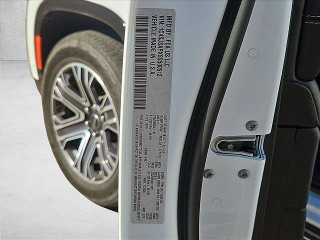 Used 2025 Jeep Wagoneer L 4WD w/ HD Trailer Tow Package image 18