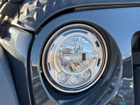 Used 2017 Jeep Wrangler Unlimited Rubicon image 10