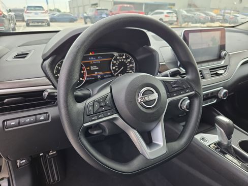 Used 2025 Nissan Altima 2.5 SV image 17