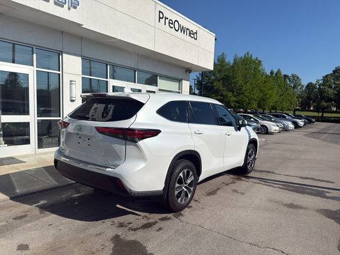 Used 2022 Toyota Highlander XLE AWD/4WD image 3