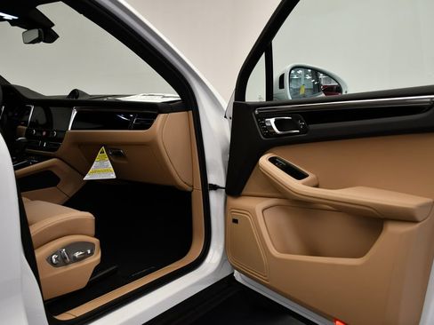 Certified 2026 Porsche Macan AWD/4WD image 49