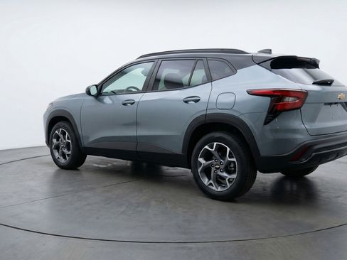 Used 2025 Chevrolet Trax LT FWD image 6
