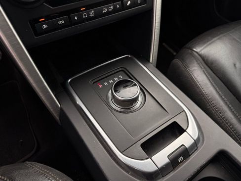 Used 2016 Land Rover Discovery Sport SE image 29