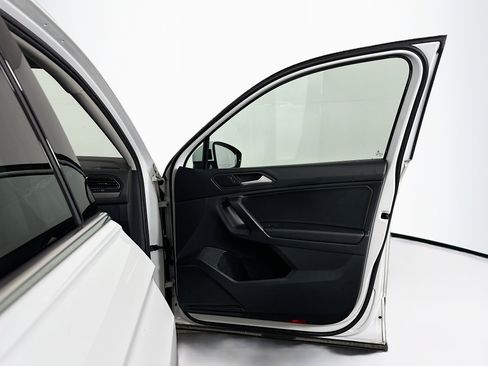 Used 2021 Volkswagen Tiguan SE image 33
