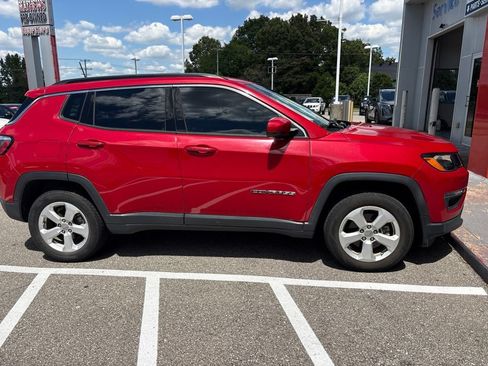 Used 2018 Jeep Compass Latitude w/ Popular Equipment Group AWD/4WD image 3