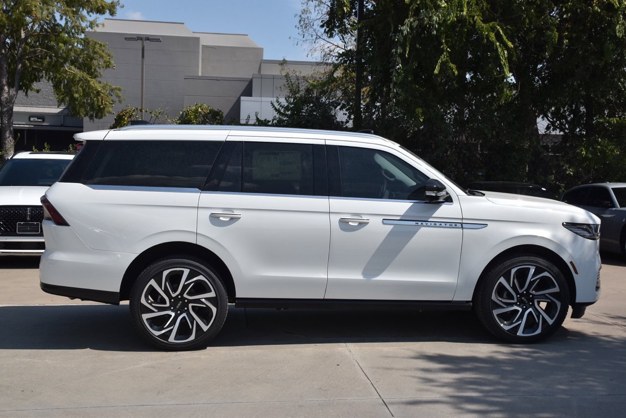 New 2027 Lincoln Navigator Reserve AWD/4WD image 5