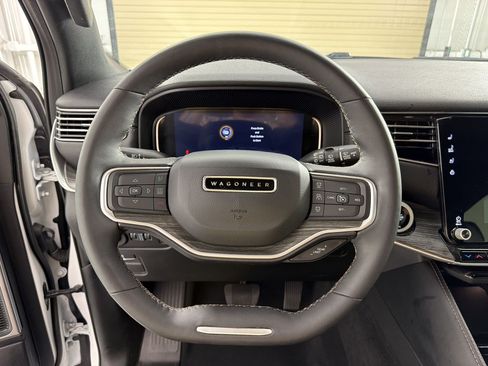 Used 2024 Jeep Wagoneer L Series II w/ Flexible Seating Group RWD image 11