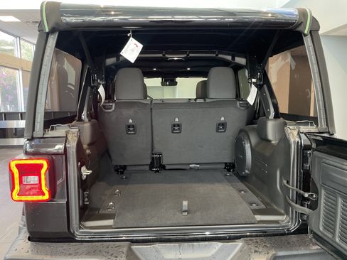 Used 2024 Jeep Wrangler Unlimited Sahara w/ Technology Group AWD/4WD image 34