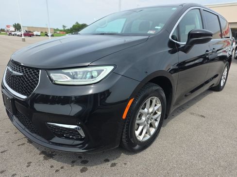 Used 2023 Chrysler Pacifica Touring-L FWD image 1