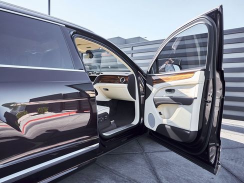 Used 2023 Bentley Bentayga Extended Wheelbase image 21