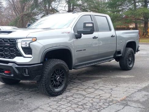 Used 2024 Chevrolet Silverado 2500 ZR2 w/ Technology Package image 3