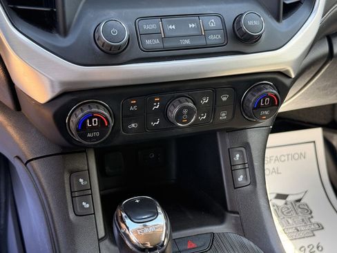 Used 2019 GMC Acadia SLT FWD image 18
