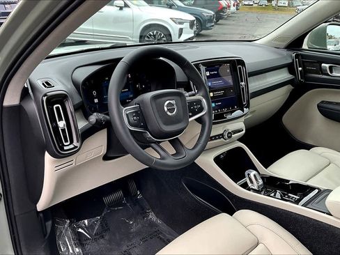 Certified 2023 Volvo XC40 B5 Ultimate w/ Protection Package Premier image 16