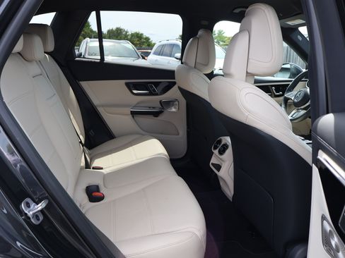 Used 2024 Mercedes-Benz GLC 300 4MATIC image 22