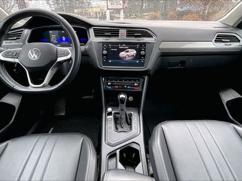 Used 2022 Volkswagen Tiguan SE w/ Panoramic Sunroof Package image 16