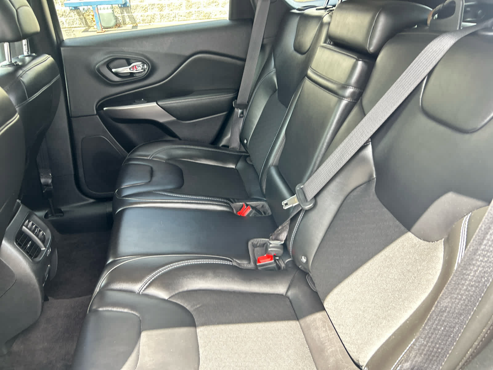 Used 2019 Jeep Cherokee Latitude Plus w/ Cold Weather Group AWD/4WD image 22
